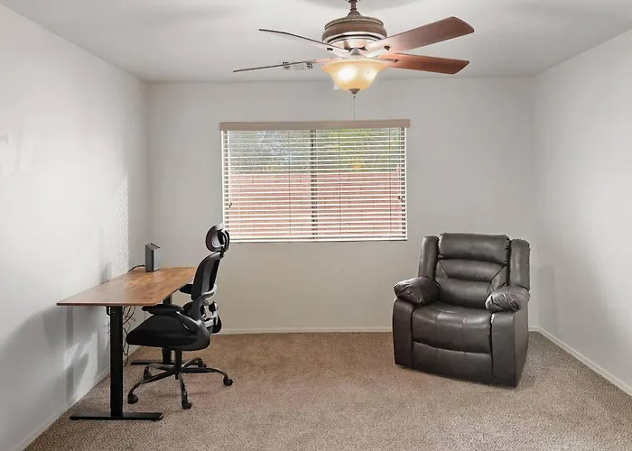Pet-friendly 4br Private Pool Holiday home